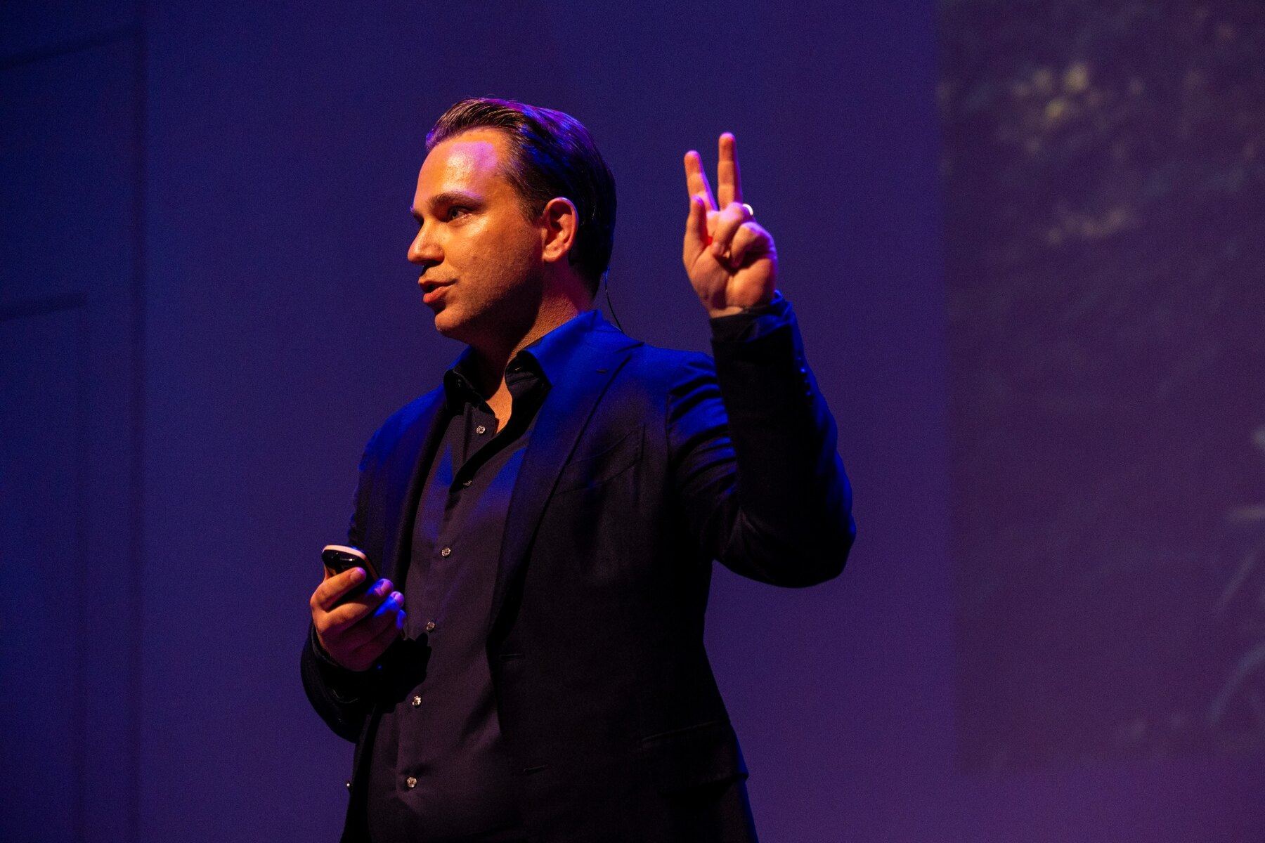 Patrick van der Meulen speaking on stage